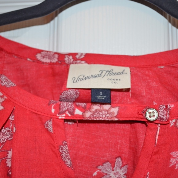 Red and White Floral Keyhole Neck Top - Picture 2 of 3